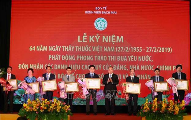  Thủ tướng Nguyễn Xuân Phúc trao Huân chương Lao động cho các tập thể và các nhân. Ảnh: Thống Nhất/TTXVN