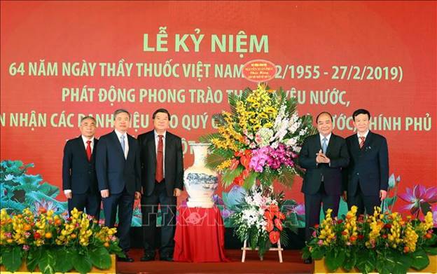 Thủ tướng Chính phủ Nguyễn Xuân Phúc tặng quà và hoa chúc mừng Bệnh viện Bạch Mai tại lễ kỷ niệm. Ảnh: Thống Nhất/TTXVN