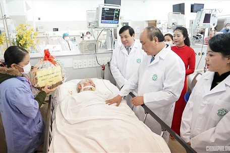 Thủ tướng thăm hỏi và tặng quà cho bệnh nhân khoa Cấp cứu BV Bạch Mai