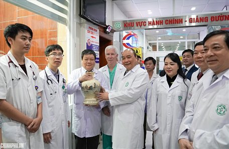  Thủ tướng tặng hoa chúc mừng y bác sĩ nhân ngày 27.2.