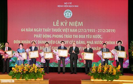 Thủ tướng trao Huân chương lao động cho các cá nhân có thành tích xuất sắc của BV Bạch Mai.