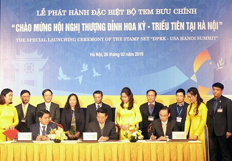 Bộ trưởng Bộ TT-TT Nguyễn Mạnh Hùng, Chủ tịch UBND TP Hà Nội và Thứ trưởng Bộ Ngoại giao Lê Hoài Trung thực hiện nghi thức ký và đóng dấu phát hành bộ tem tại buổi lễ. Ảnh T.B
