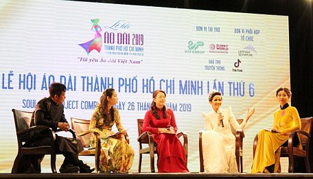 Đại diện Ban tổ chức cung cấp thông tin cho báo chí về Lễ hội áo dài TP Hồ Chí Minh trong ngày 26/2.