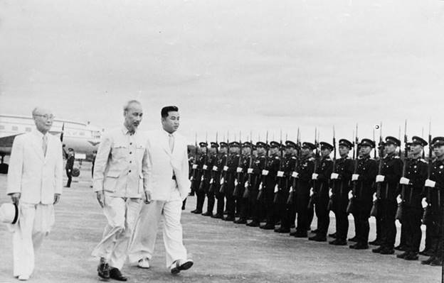  Ngày 8/7/1957, Lễ đón Chủ tịch Hồ Chí Minh dẫn đầu Đoàn đại biểu Đảng, Chính phủ Việt Nam thăm hữu nghị CHDCND Triều Tiên từ ngày 8-12/7/1957 được tổ chức trọng thể tại sân bay quốc tế Sunan (Bình Nhưỡng). (Ảnh: TTXVN)