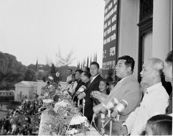  Ngày 29/11/1958, Chủ tịch Hồ Chí Minh và Thủ tướng Triều Tiên Kim Nhật Thành tham dự Lễ mittinh trọng thể của nhân dân Thủ đô Hà Nội chào mừng chuyến thăm hữu nghị Việt Nam của Thủ tướng Kim Nhật Thành từ 27/11 đến 3/12/1958.(Ảnh: TTXVN)