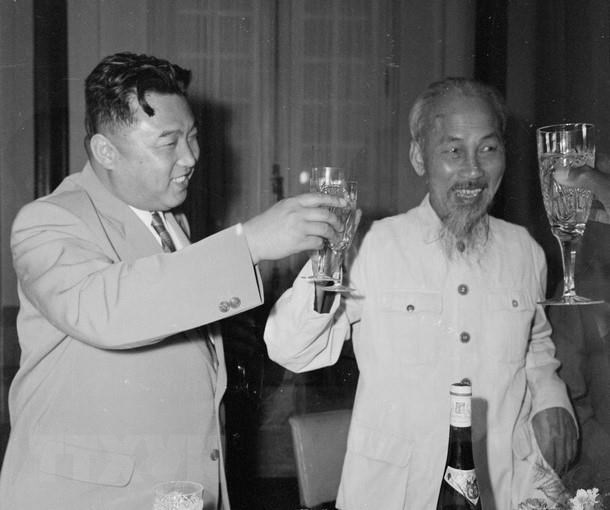  Chiều 30/11/1958, tại Hà Nội, Chủ tịch Hồ Chí Minh mở tiệc chiêu đãi Thủ tướng Triều Tiên Kim Nhật Thành sang thăm hữu nghị Việt Nam từ 27/11 đến 3/12/1958.(Ảnh: TTXVN)