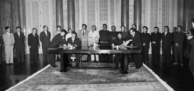  Phó Thủ tướng Phạm Hùng và Phó Thủ tướng Triều Tiên Nam Nhật ký kết Hiệp định mậu dịch giữa Việt Nam và Triều Tiên, ngày 2/12/1958, tại Hà Nội, trước sự chứng kiến của Chủ tịch Hồ Chí Minh và Thủ tướng Triều Tiên Kim Nhật Thành. (Ảnh: TTXVN)