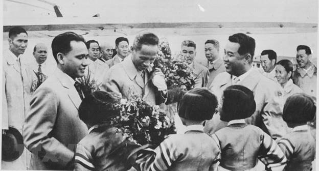  Thủ tướng Kim Nhật Thành (bên phải) chủ trì Lễ đón Đoàn đại biểu Chính phủ Việt Nam, do Thủ tướng Phạm Văn Đồng dẫn đầu, thăm hữu nghị chính thức Cộng hòa Dân chủ Nhân dân Triều Tiên, ngày 16/6/1961, tại sân bay quốc tế Sunan (Bình Nhưỡng). (Nguồn: TTXVN)
