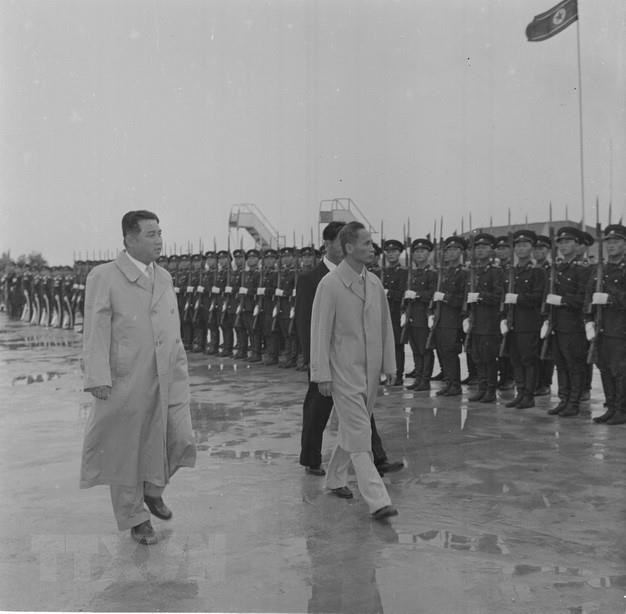  Thủ tướng Kim Nhật Thành chủ trì Lễ đón Đoàn đại biểu Chính phủ Việt Nam, do Thủ tướng Phạm Văn Đồng dẫn đầu, thăm hữu nghị chính thức Cộng hòa Dân chủ Nhân dân Triều Tiên, ngày 16/6/1961, tại sân bay quốc tế Sunan ở thủ đô Bình Nhưỡng. (Nguồn: TTXVN)