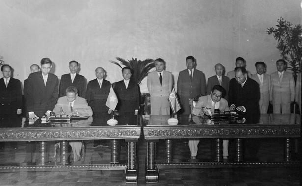  Trong khuôn khổ chuyến thăm hữu nghị chính thức Cộng hòa Dân chủ Nhân dân Triều Tiên, chiều 21/6/1961, tại Thủ đô Bình Nhưỡng, Thủ tướng Phạm Văn Đồng và Thủ tướng Kim Nhật Thành ký Tuyên bố chung giữa hai nước. (Nguồn: TTXVN)