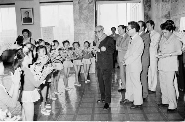  Chủ tịch Hội đồng Nhà nước Võ Chí Công với thiếu nhi Triều Tiên trong chuyến thăm Triều Tiên và trao Huân chương Sao vàng cho Chủ tịch Kim Nhật Thành, tháng 9/1988. (Ảnh: Minh Điền/TTXVN)