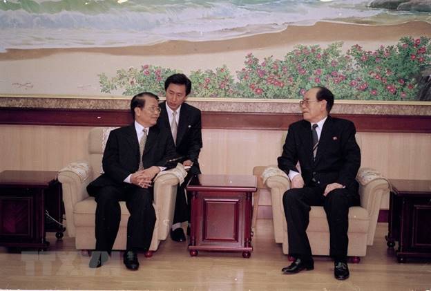  Ngày 3/5/2002, tại Thủ đô Bình Nhưỡng, Chủ tịch Đoàn Chủ tịch Hội nghị Nhân dân tối cao Triều Tiên Kim Yong-nam tiếp Chủ tịch nước Trần Đức Lương thăm chính thức CHDCND Triều Tiên từ ngày 2/5-5/5/2002. (Ảnh: Trọng Nghiệp/TTXVN)