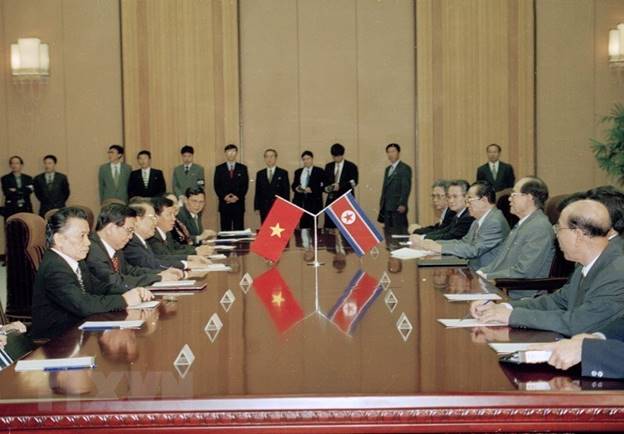  Chủ tịch nước Trần Đức Lương hội đàm với Chủ tịch Đoàn Chủ tịch Hội nghị Nhân dân tối cao Triều Tiên Kim Yong-nam, ngày 3/5/2002, tại Nhà Quốc hội ở Thủ đô Bình Nhưỡng, trong khuôn khổ chuyến thăm chính thức CHDCND Triều Tiên từ ngày 2/5 - 5/5/2002. (Ảnh: Trọng Nghiệp/TTXVN)