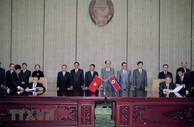  Chủ tịch nước Trần Đức Lương và Chủ tịch Đoàn Chủ tịch Hội nghị Nhân dân tối cao Triều Tiên Kim Yong-nam chứng kiến Lễ ký Hiệp định hợp tác giữa hai nước, ngày 3/5/2002, tại Nhà Quốc hội ở Thủ đô Bình Nhưỡng, trong khuôn khổ chuyến thăm chính thức CHDCND Triều Tiên từ ngày 2/5 - 5/5/2002. (Ảnh: Trọng Nghiệp/TTXVN)