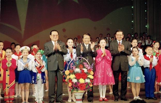  Chủ tịch nước Trần Đức Lương thăm Cung thiếu nhi tại thủ đô Bình Nhưỡng và tặng hoa các thiếu nhi Triều Tiên biểu diễn nghệ thuật chào mừng, ngày 3/5/2002, trong chuyến thăm chính thức CHDCND Triều Tiên từ ngày 2/5-5/5/2002. (Ảnh: Trọng Nghiệp/TTXVN)