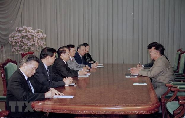 Ngày 4/5/2002, Tổng Bí thư Đảng Lao động Triều Tiên Kim Jong-il hội đàm với Chủ tịch nước Trần Đức Lương tại Thủ đô Bình Nhưỡng, trong khuôn khổ chuyến thăm chính thức CHDCND Triều Tiên từ ngày 2/5-5/5/2002. (Ảnh: Trọng Nghiệp/TTXVN)