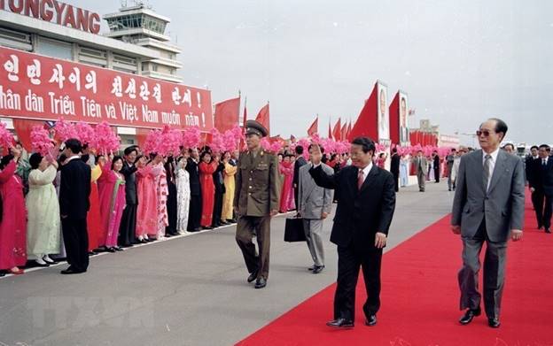  Nhân dân Thủ đô Bình Nhưỡng nồng nhiệt chào đón Chủ tịch nước Trần Đức Lương thăm chính thức CHDCND Triều Tiên, tại Lễ đón ở sân bay quốc tế Sunan, ngày 2/5/2002. (Ảnh: Trọng Nghiệp/TTXVN)