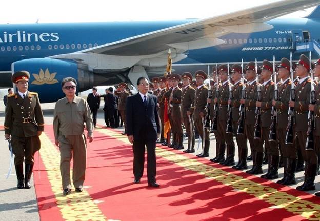  Tổng Bí thư Nông Đức Mạnh và Tổng Bí thư Đảng Lao động Triều Tiên Kim Jong-il duyệt đội danh dự tại Lễ đón ở sân bay quốc tế Sunan (Bình Nhưỡng), ngày 16/10/2007. (Ảnh: Đinh Xuân Tuân/TTXVN)