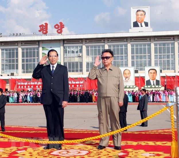  Tổng Bí thư Nông Đức Mạnh và Tổng Bí thư Đảng Lao động Triều Tiên Kim Jong-il tại Lễ đón ở sân bay quốc tế Sunan (Bình Nhưỡng), ngày 16/10/2007. (Ảnh: Đinh Xuân Tuân/TTXVN)