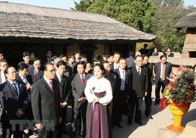  Ngày 17/10/2007, Tổng Bí thư Nông Đức Mạnh đến thăm Vạn Cảnh Đài - nơi sinh của Chủ tịch Kim Nhật Thành. (Ảnh: Đinh Xuân Tuân/TTXVN)