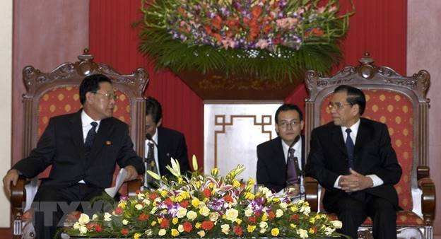  Tổng Bí thư Nông Đức Mạnh tiếp Thủ tướng Nội các Cộng hòa Dân chủ Nhân dân Triều Tiên Kim Yong-il, ngày 27/10/2007 tại Trụ sở Trung ương Đảng, trong chuyến thăm chính thức Việt Nam từ 26-30/10/2007. (Ảnh: Thống Nhất/TTXVN)
