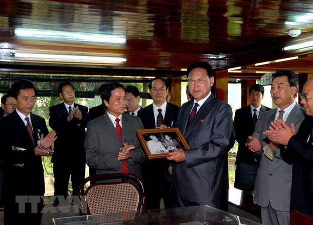  Thủ tướng Nội các Cộng hòa Dân chủ Nhân dân Triều Tiên Kim Yong-il thăm Nhà sàn Bác Hồ trong Khu di tích Chủ tịch Hồ Chí Minh tại Phủ Chủ tịch, ngày 29/10/2007, nhân chuyến thăm chính thức Việt Nam từ ngày 26-30/10/2007. (Ảnh: Nhan Sáng/TTXVN)