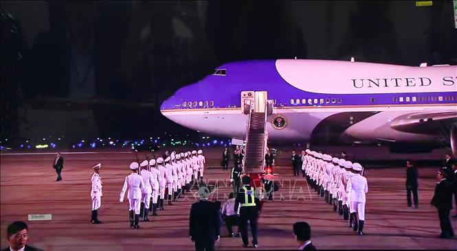 Chuyên cơ Air Force One của Tổng thống Donald Trump hạ cánh xuống sân bay quốc tế Nội Bài lúc 20 giờ 58 phút. Ảnh: Trọng Đức/TTXVN