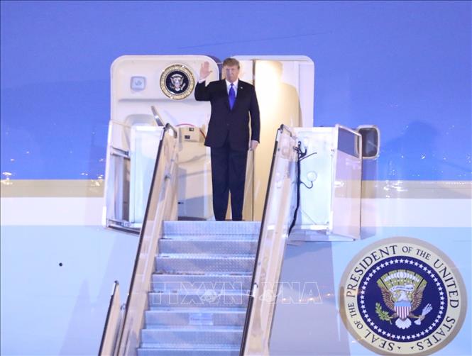 Tổng thống Mỹ Donald Trump xuất hiện ở cửa máy bay, vẫy chào các đại biểu Việt Nam và Mỹ ra đón tại sân bay quốc tế Nội Bài. Ảnh: Phương Hoa/TTXVN