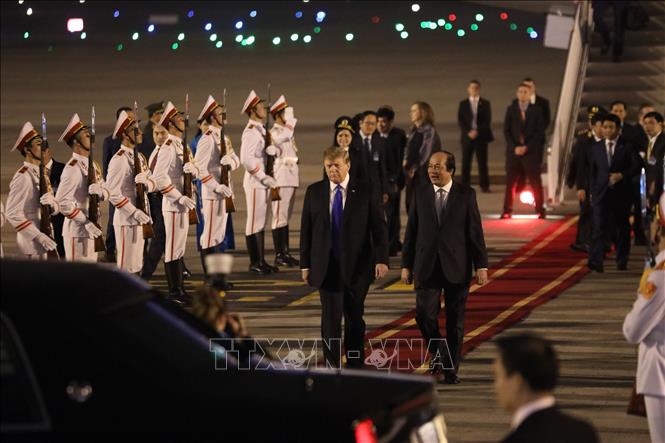 Bộ trưởng, Chủ nhiệm Văn phòng Chính phủ Mai Tiến Dũng tháp tùng Tổng thống Mỹ Donald Trump ra xe để rời sân bay Nội Bài, di chuyển về khách sạn Marriott JW. Ảnh: Phương Hoa - TTXVN