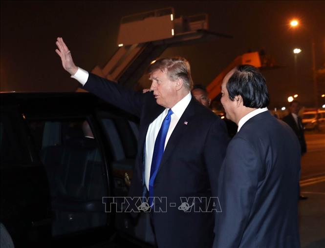 Tổng thống Mỹ Donald Trump vẫy chào các đại biểu và người dân Hà Nội ra đón tại sân bay quốc tế Nội Bài trước khi lên chiếc xe The Beast di chuyển về khách sạn Marriott JW (ảnh chụp lúc 21 giờ 7 phút). Ảnh: Trọng Đức/TTXVN