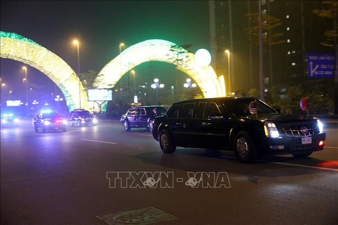Chiếc xe The Beast (Quái thú) chở Tổng thống Donald Trump cùng đoàn xe của Mỹ tới đầu đường Võ Chí Công. Ảnh: Huy Hùng/TTXVN
