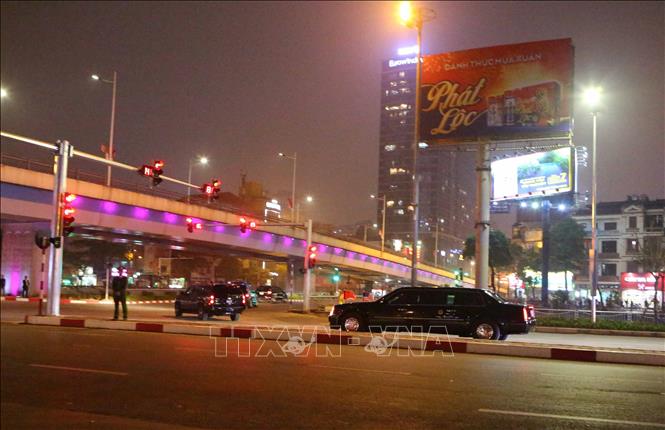Đoàn xe đón Tổng thống Donald Trump đi qua cầu vượt Trần Duy Hưng, Hà Nội (ảnh chụp lúc 22 giờ 45 phút). Ảnh: Thành Đạt/TTXVN