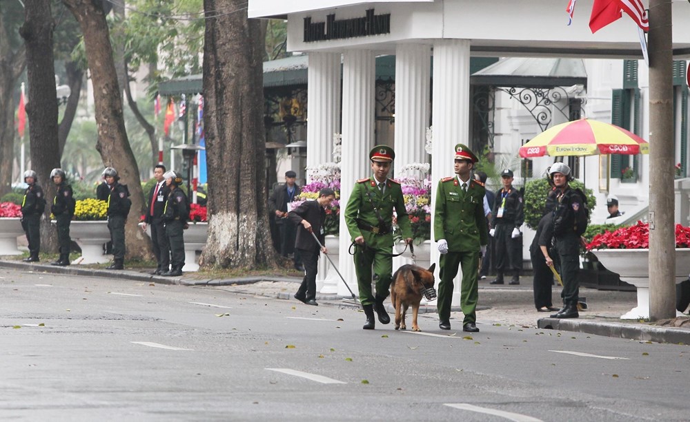    Lực lượng an ninh sử dụng chó nghiệp vụ làm nhiệm vụ trên tuyến phố Ngô Quyền, trước cổng chính khách sạn Metropole. (Ảnh: Lâm Khánh/TTXVN)