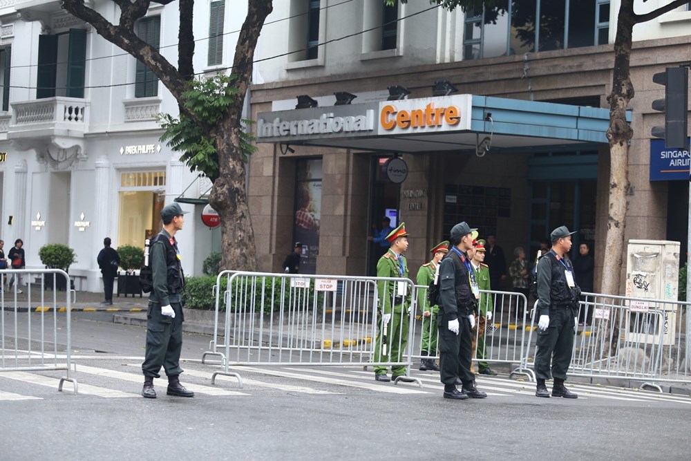  Lực lượng an ninh lập hàng rào phong toả lối vào khu vực cổng chính khách sạn Metropole ngay từ ngã tư Ngô Quyền-Tràng Tiền. (Ảnh: Minh Quyết/TTXVN)