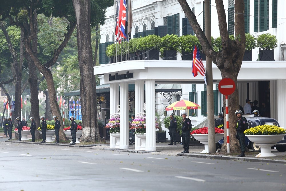  Lực lượng cảnh sát cơ động lập hàng rào an ninh phong tỏa trước cổng chính khách sạn Metropole trên phố Ngô Quyền.