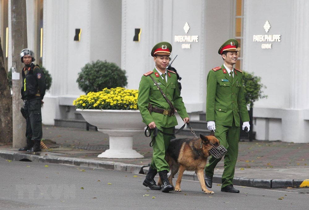  Lực lượng an ninh sử dụng chó nghiệp vụ làm nhiệm vụ trên tuyến phố Ngô Quyền, trước cổng chính khách sạn Metropole. (Ảnh: Lâm Khánh/TTXVN)