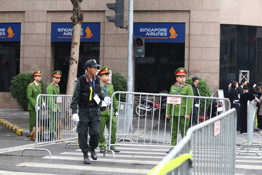  Lực lượng an ninh lập hàng rào phong tỏa lối vào khu vực cổng chính khách sạn Metropole ngay từ ngã tư Ngô Quyền-Tràng Tiền. (Ảnh: Minh Quyết/TTXVN)