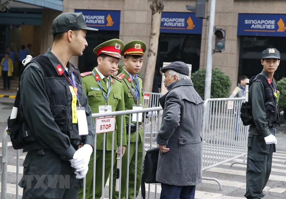  Lực lượng an ninh lập hàng rào phong tỏa lối vào khu vực cổng chính khách sạn Metropole ngay từ ngã tư Ngô Quyền-Tràng Tiền. (Ảnh: Lâm Khánh/TTXVN)