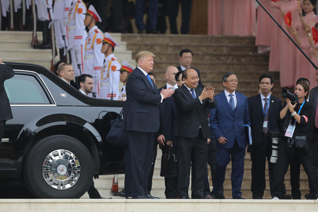  Thủ tướng Nguyễn Xuân Phúc ra tận cổng Văn phòng Chính phủ để tiếp đón Tổng thống Donald Trump trưa 27/2 - Ảnh: VIỆT DŨNG