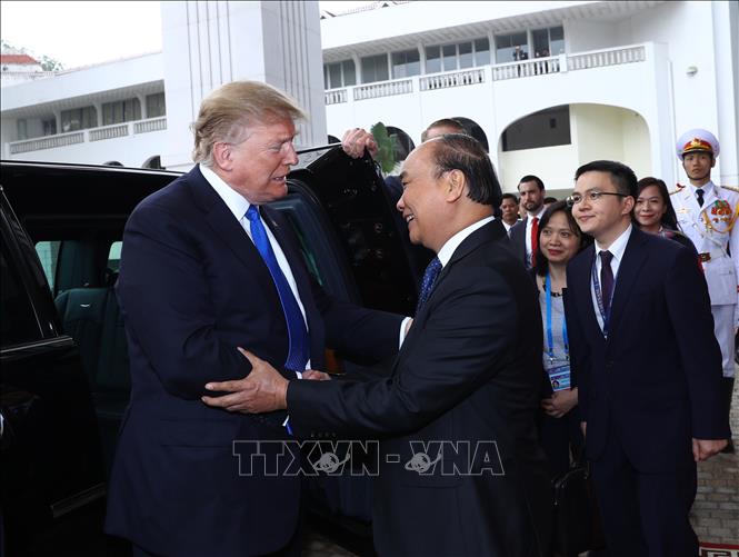 Thủ tướng Nguyễn Xuân Phúc đón Tổng thống Mỹ Donald Trump. Ảnh: Thống Nhất/TTXVN
