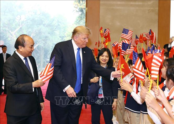  Thiếu nhi Hà Nội chào đón Tổng thống Mỹ Donald Trump. Ảnh: Thống Nhất/TTXVN