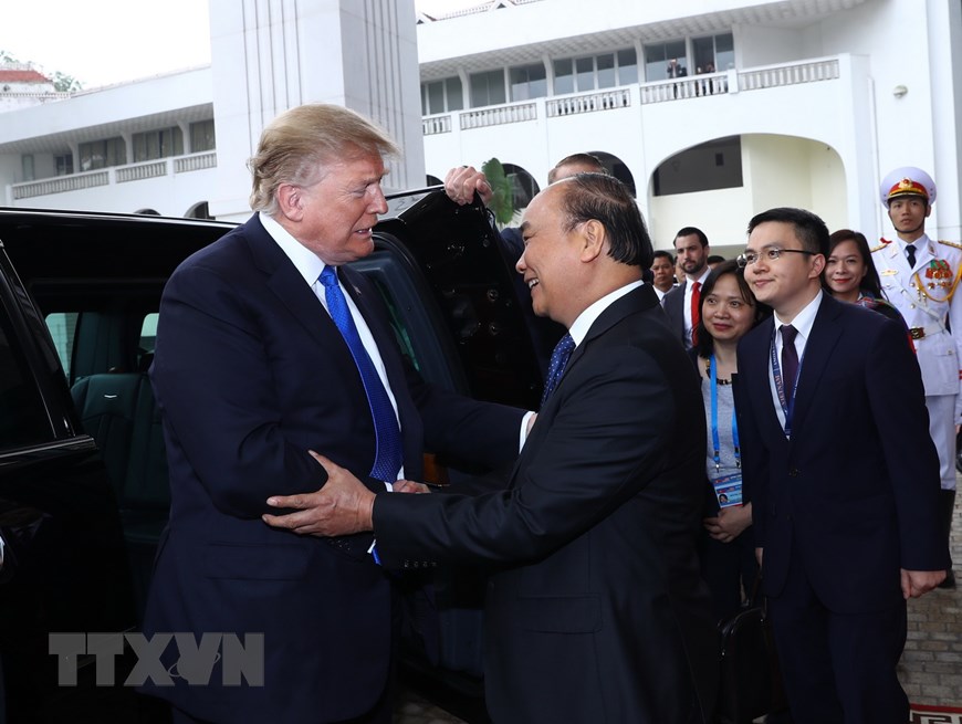 Thủ tướng Nguyễn Xuân Phúc đón Tổng thống Hoa Kỳ Donald Trump. (Ảnh: Thống Nhất/TTXVN)