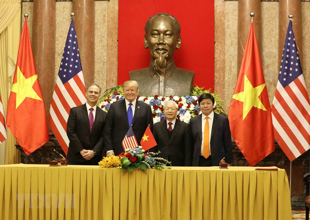  Tổng Bí thư, Chủ tịch nước Nguyễn Phú Trọng và Tổng thống Mỹ Donald Trump với các đại biểu tham gia ký kết thỏa thuận thương mại giữa Hãng hàng không VietjetAir và Công ty General Electric. (Ảnh: Phương Hoa/TTXVN)