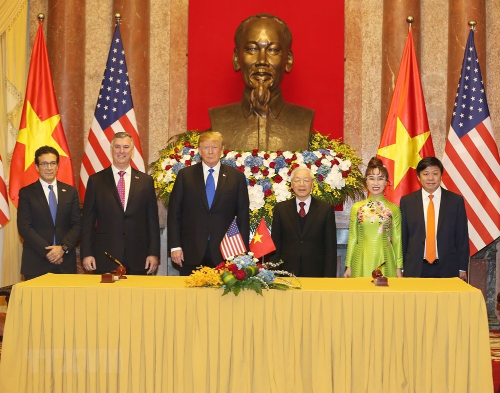  Tổng Bí thư, Chủ tịch nước Nguyễn Phú Trọng và Tổng thống Mỹ Donald Trump với các đại biểu sau Lễ ký. (Ảnh: Trí Dũng/TTXVN)