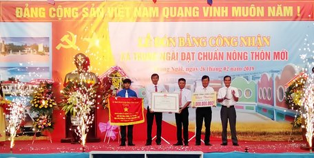 Ông Lê Quang Trung- Ủy viên Thường vụ Tỉnh ủy, Phó Chủ tịch Thường trực UBND tỉnh trao cờ thi đua, bằng công nhận đạt chuẩn NTM và khen thưởng công trình phúc lợi cho xã Trung Ngãi. 