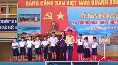 Bà Lê Hồng Đào- Phó Chủ tịch Ủy ban MTTQ Việt Nam tỉnh trao học bổng cho học sinh nghèo hiếu học, nguồn học bổng trích từ Quỹ vì người nghèo của tỉnh.