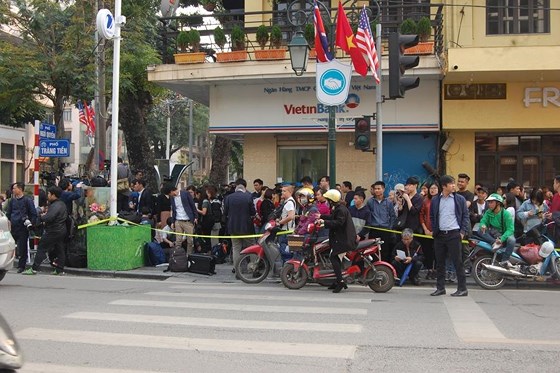 Nhiều người dân Hà Nội cũng tập trung tại phố Tràng Tiền - cách nơi diễn ra cuộc gặp khoảng 500m