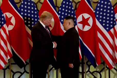 Tổng thống Donald Trump bắt tay Chủ tịch Kim Jong-un trong hội nghị thượng đỉnh Mỹ-Triều lần 2 tại Hà Nội, ngày 27/2/2019. Ảnh: CNN