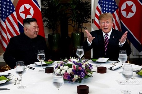   Bữa tối thân thiện giữa Tổng thống Donald Trump và Chủ tịch Kim Jong-un. 