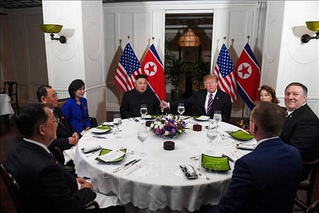 Tổng thống Mỹ Donald Trump (giữa, phải) và Chủ tịch Triều Tiên Kim Jong-un (giữa, trái) dùng bữa tối thân mật trong cuộc gặp tại Hội nghị thượng đỉnh Mỹ-Triều lần hai ở Hà Nội ngày 27/2/2019. Ảnh: AFP/TTXVN
